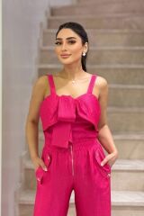 Fiyonk detaylı kırışık yüzeyli hafif parlak bluz ve fermuar detaylı kırışık yüzeyli pantolon