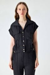 Toka detaylı açık yakalı gömlek ve Minimal toka detaylı elastik bel  pantolon